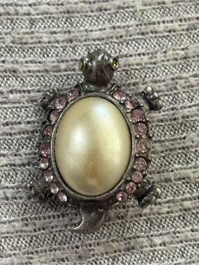 Vintage Giovanni signed dark metal faux pearl turtle brooch w pink rhinestones